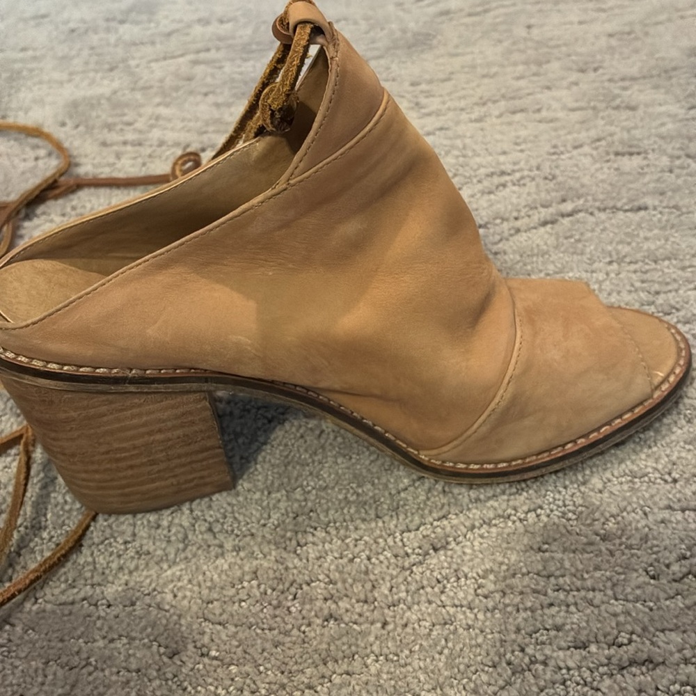 Chinese Laundry Tan Women's Leather Sandals that lace up leg. EUC